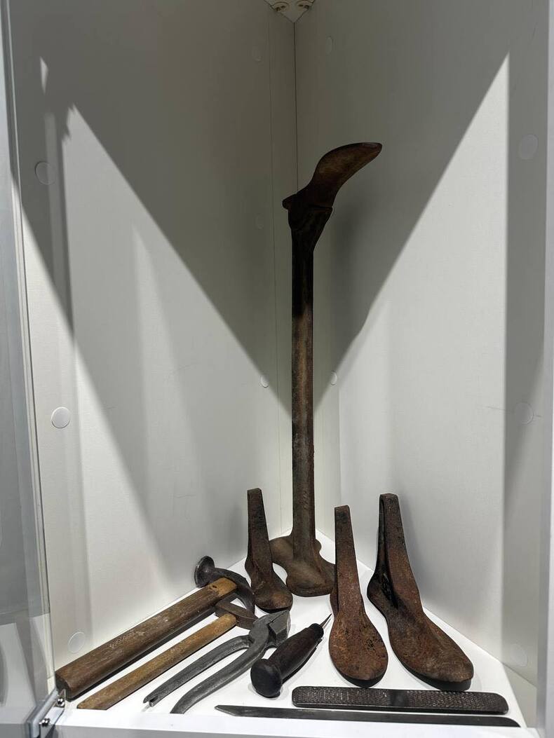 Шевський інструмент належав шевцеві з Балти Янкелю Крис. Шевський інструмент належав шевцеві з Балти Янкелю Крис.